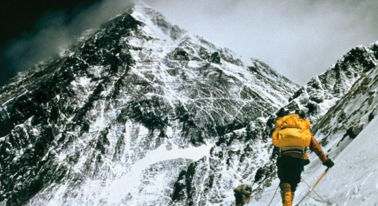 Everest Mountaineers Mourn Avalanche Dead One Year On